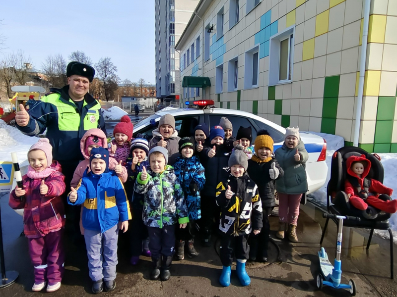 "Безопасная дорога от А до Я": инспекторы ГИБДД провели увлекательное занятие для дошкольников