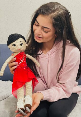 На 8 Марта фигуристка Аделия Петросян получила в подарок саму себя