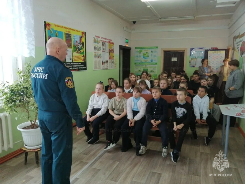 Тонкий лед и детское любопытство: спасатели МЧС в Тверской области проводят уроки безопасности