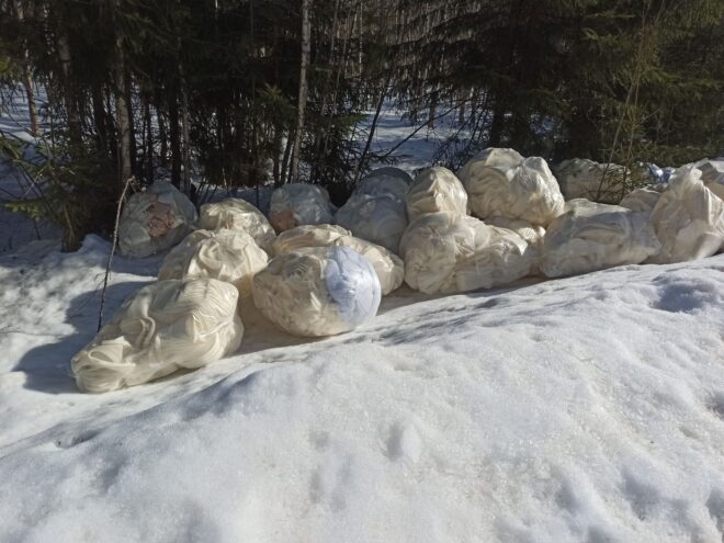 У дороги в Тверской области выбросили огромное количество мусора