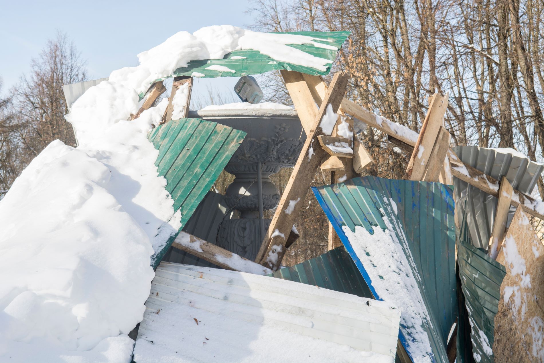 В Твери под тяжестью снега рухнуло зимнее укрытие фонтана