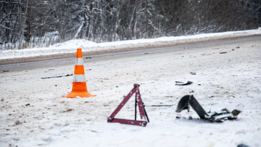 В Тверской области водитель врезался в дерево и попал в больницу