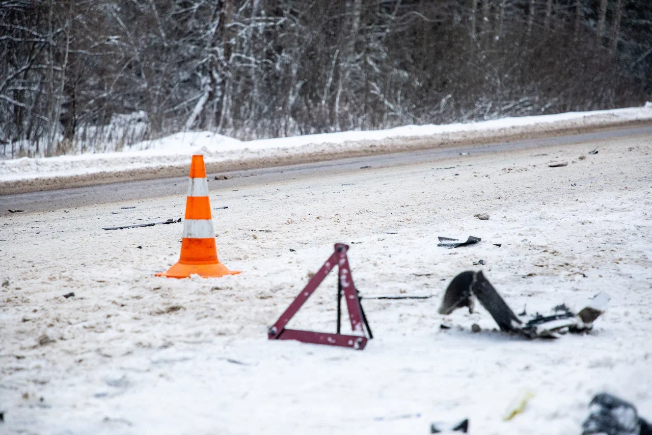 В Тверской области водитель врезался в дерево и попал в больницу