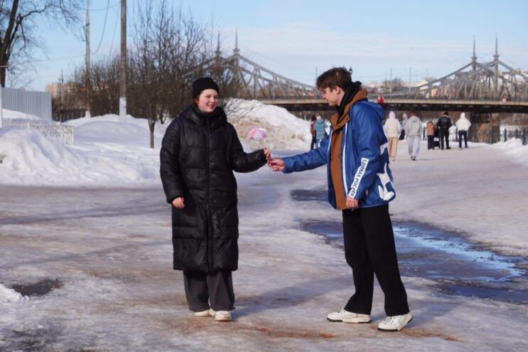 Волонтеры партии и «МГЕР» поздравили женщин с Международным женским днём