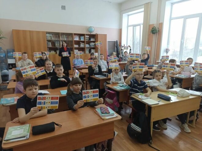 Школьникам Вышнего Волочка напомнили, как нужно переходить проезжую часть Школьникам Вышнего Волочка напомнили, как нужно переходить проезжую часть