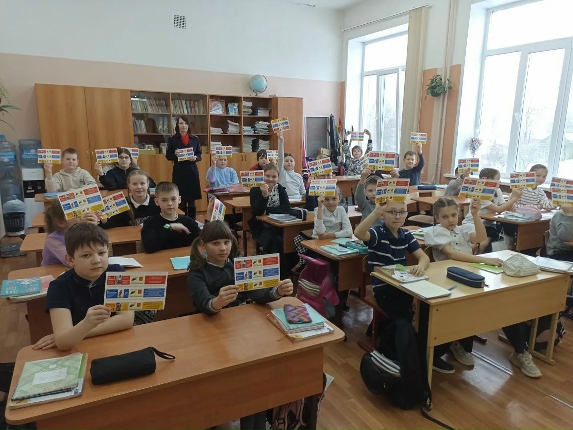 Школьникам Вышнего Волочка напомнили, как нужно переходить проезжую часть