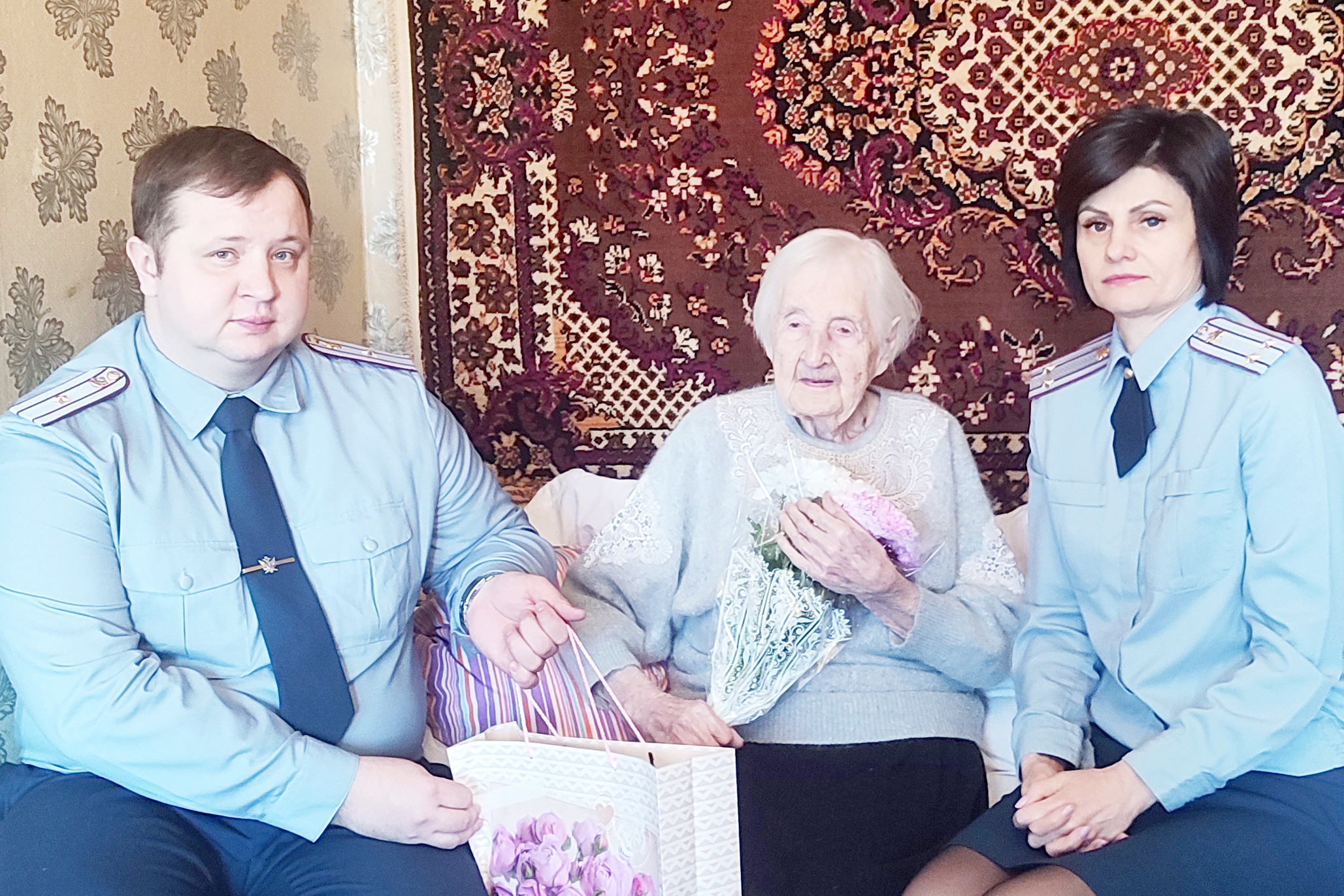 105 лет мужества и труда: сотрудники ИК-4 поздравили старейшего ветерана УИС Тверской области