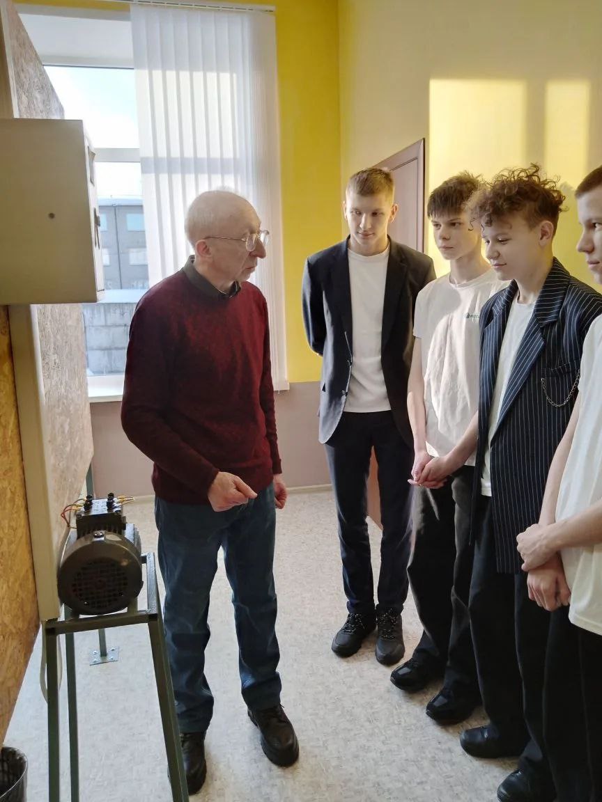 Энергетики «Тверьэнерго» организовали практическое занятие для участников Энергокружка