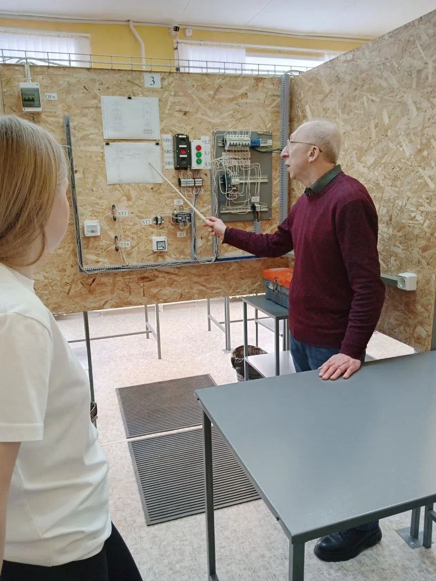 Энергетики «Тверьэнерго» организовали практическое занятие для участников Энергокружка