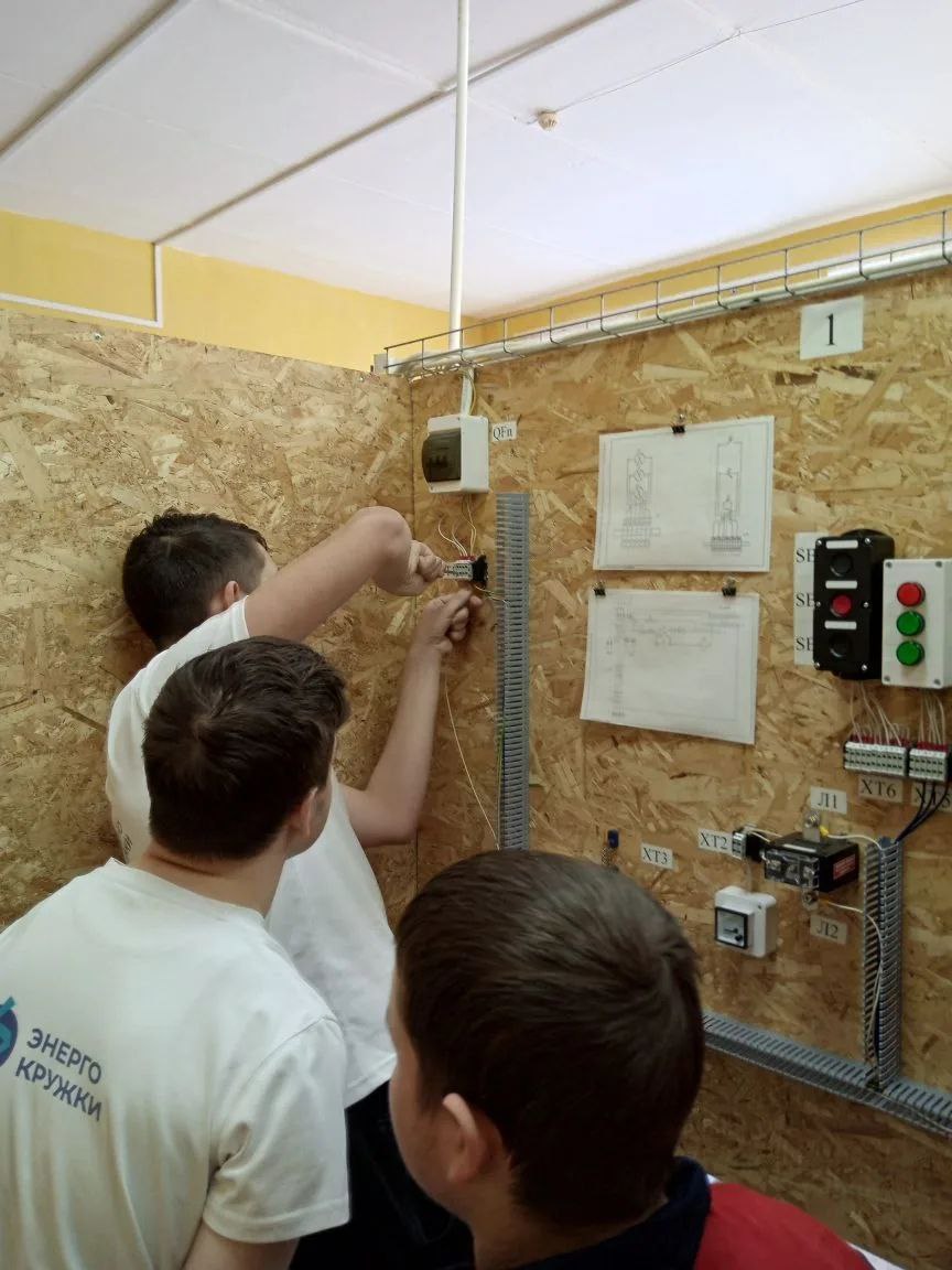 Энергетики «Тверьэнерго» организовали практическое занятие для участников Энергокружка
