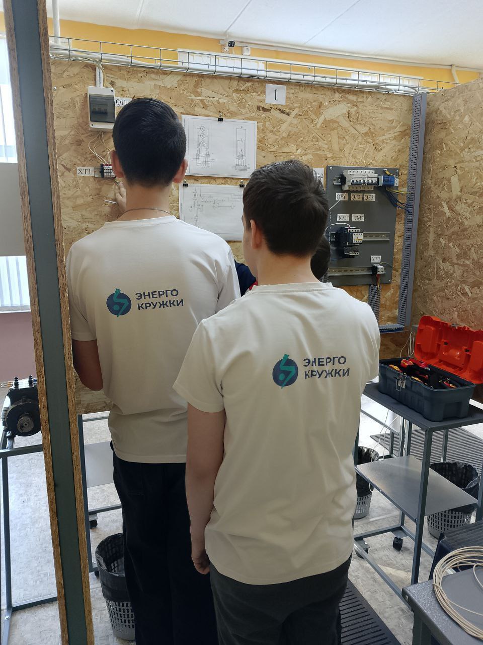 Энергетики «Тверьэнерго» организовали практическое занятие для участников Энергокружка