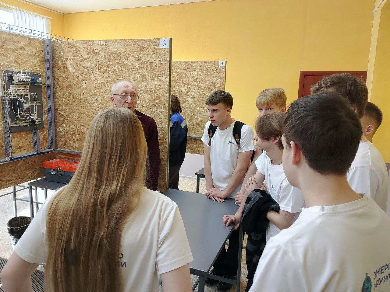 Энергетики «Тверьэнерго» организовали практическое занятие для участников Энергокружка