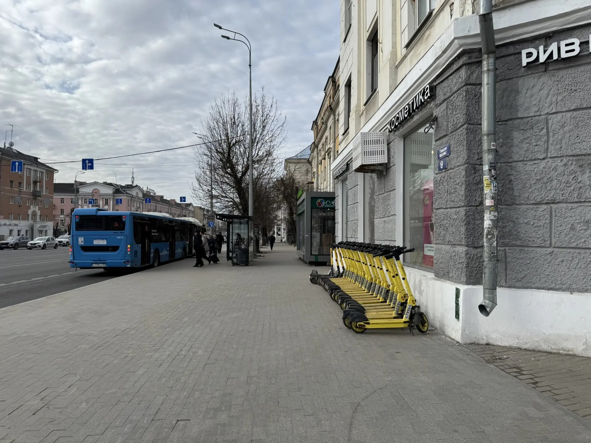 Рассказываем, где в Твери запретили парковку самокатов