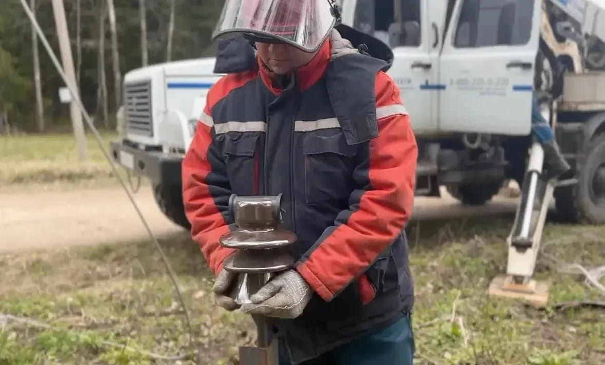 Энергетики продолжают восстанавливать электроснабжение в Тверской области, нарушенное циклоном