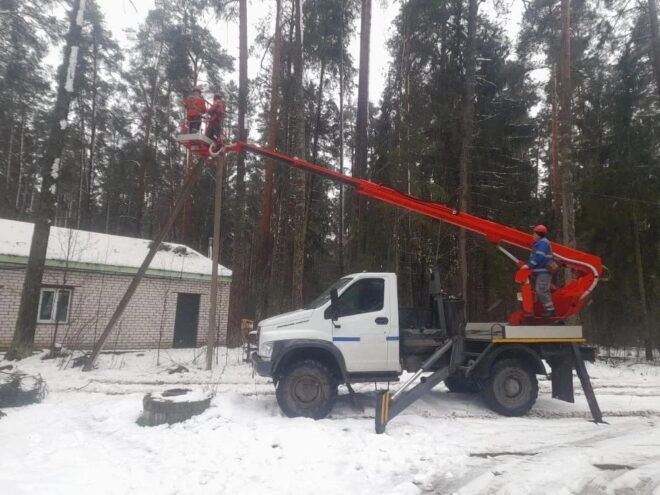 Энергетики продолжают восстанавливать электроснабжение в Тверской области, нарушенное циклоном