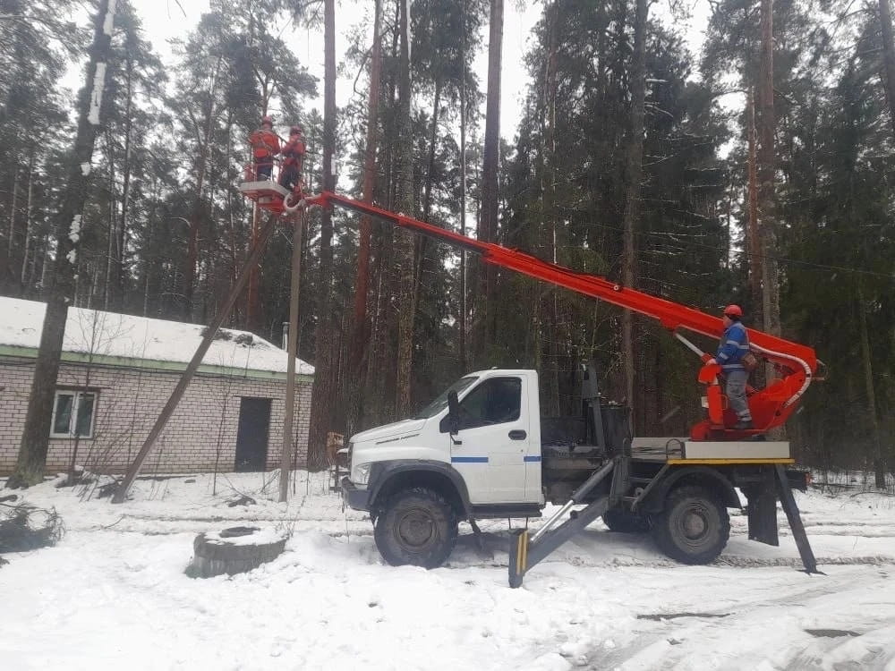 Энергетики продолжают восстанавливать электроснабжение в Тверской области, нарушенное циклоном