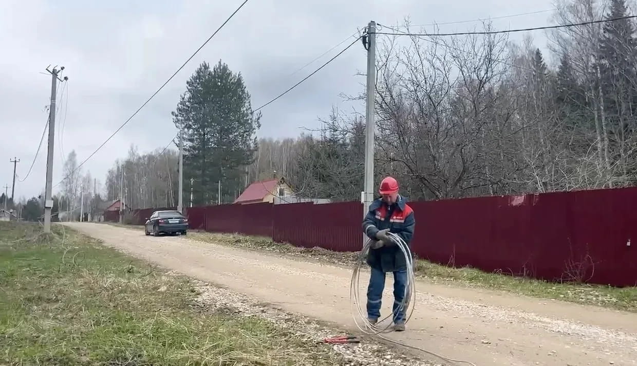 Энергетики продолжают восстанавливать электроснабжение в Тверской области, нарушенное циклоном