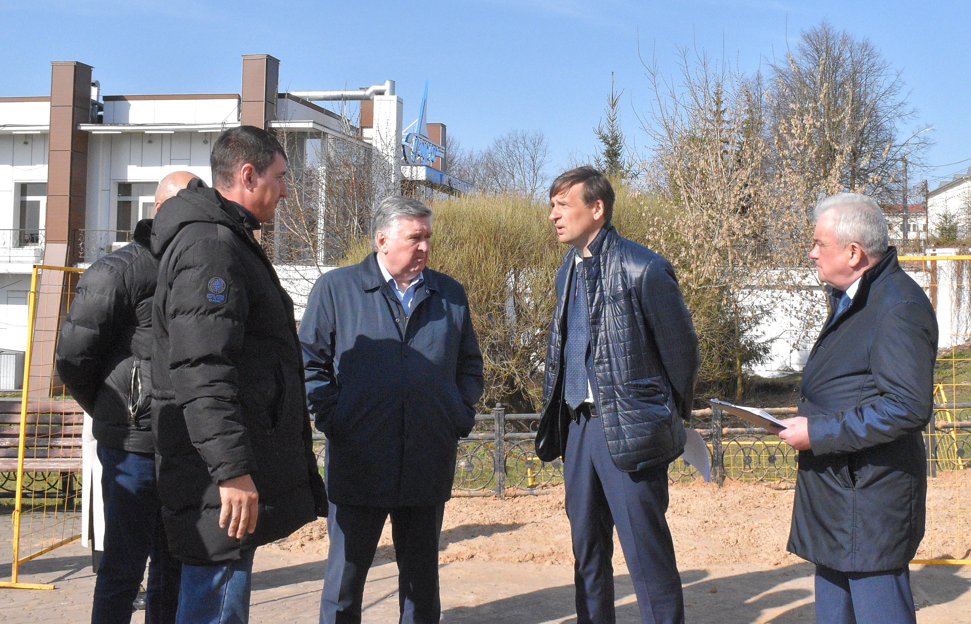 На набережной завершают прокладку нового напорного трубопровода