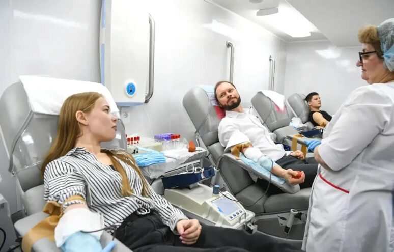Виталий Королев сдал кровь в Национальный день донора