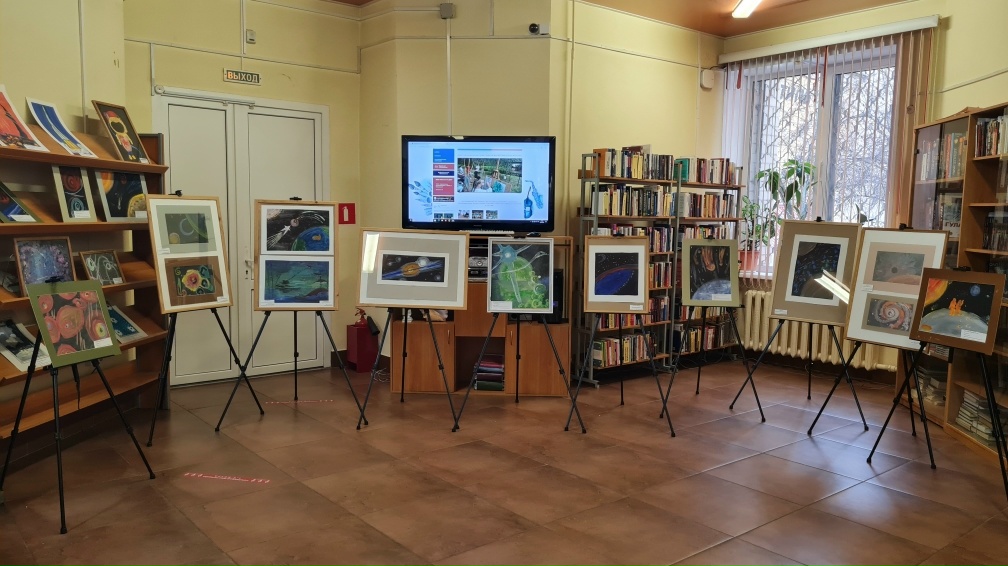 Космические фантазии и весеннее пробуждение: Выставка детских рисунков проходит в Твери