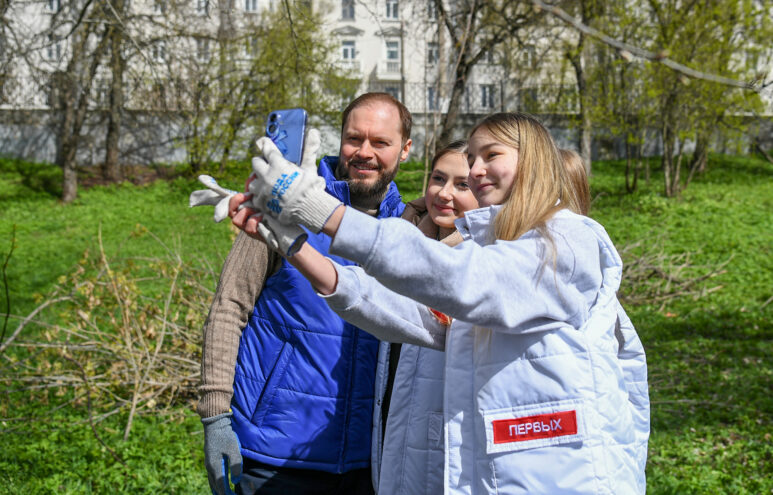 Виталий Королев вместе с тверитянами привел в порядок набережную