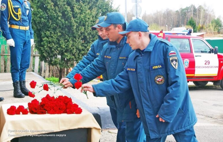 В Конаковском округе открыли мемориальную доску пожарному В Конаковском округе открыли мемориальную доску пожарному