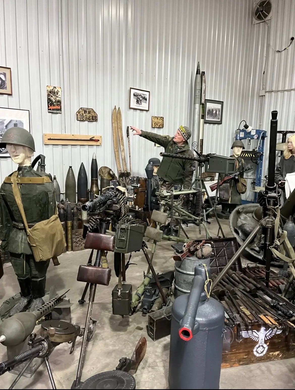 Студенты Осташковского колледжа погрузились в историю военной техники в уникальном музее Жалыбни