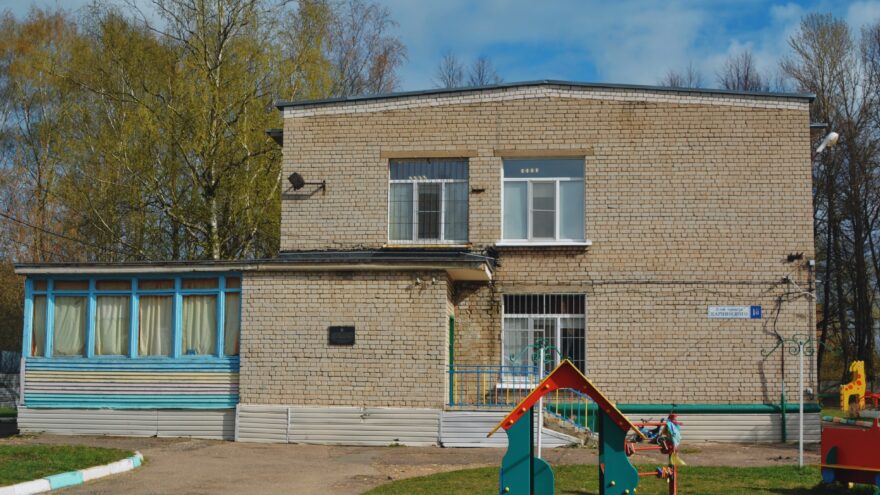 Тверские депутаты помогли детскому саду № 125 решить проблемы с мусором и парковкой