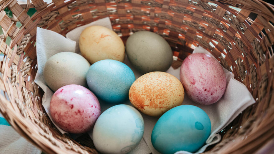 В преддверии Пасхи эксперт предупреждает о рисках нетрадиционного окрашивания яиц