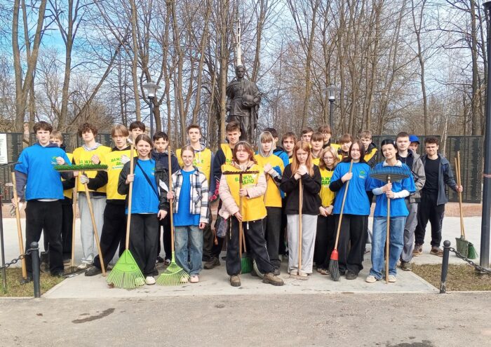 Ученики школы №53 Твери провели субботник на воинском захоронении