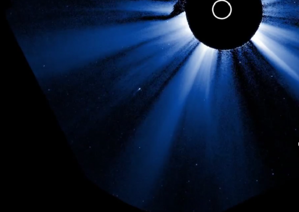 Астрономы опубликовали видео падающей на Солнце кометы Астрономы опубликовали видео падающей на Солнце кометы