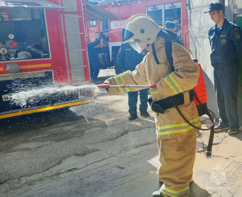 Учащиеся Дубровской школы на Дне открытых дверей в пожарной части