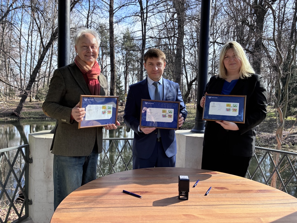 На марках в Твери расцвели кустарники из ботанического сада