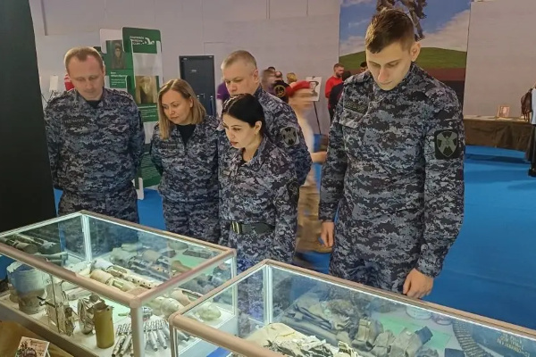 Росгвардейцы Тверской области открыли "Вахту Памяти 2026", возложив цветы к Вечному огню Росгвардейцы Тверской области открыли "Вахту Памяти 2026", возложив цветы к Вечному огню