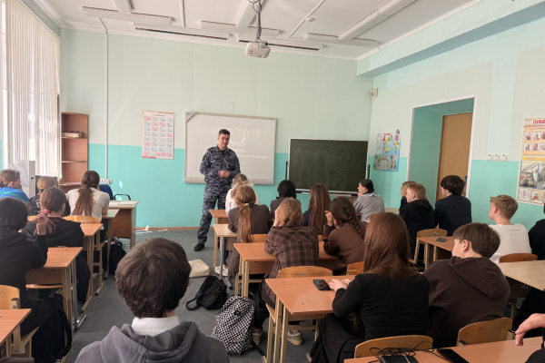 Память поколений: Старшеклассники Твери встретились с росгвардейцами на уроке мужества