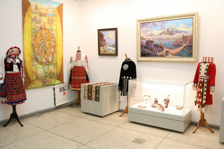 "Узоры Тверского единства": В Твери открылась выставка национального искусства народов России