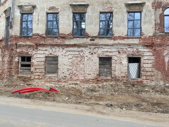 Во время работ в старинном доме Тверской области открылись арки Во время работ в старинном доме Тверской области открылись арки