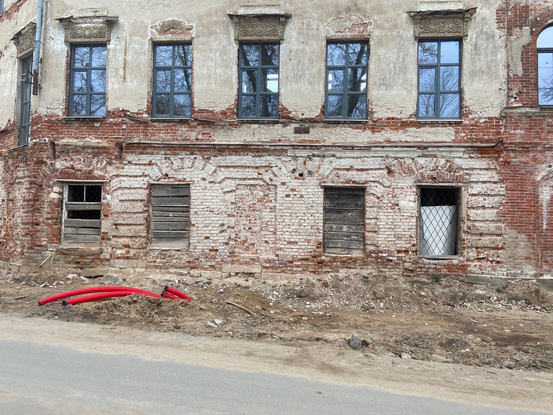 Во время работ в старинном доме Тверской области открылись арки