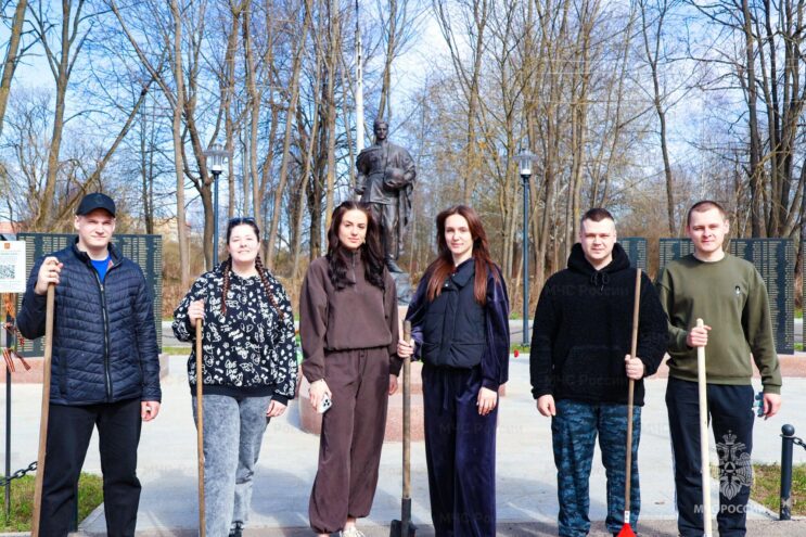 Субботник МЧС: Уход за мемориалами и местами захоронения героев Субботник МЧС: Уход за мемориалами и местами захоронения героев