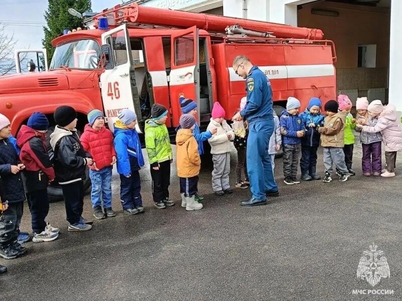 Пожарные Рамешек учат малышей и школьников спасать жизни