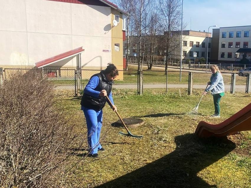 Сотрудники детского сада в Андреаполе провели субботник