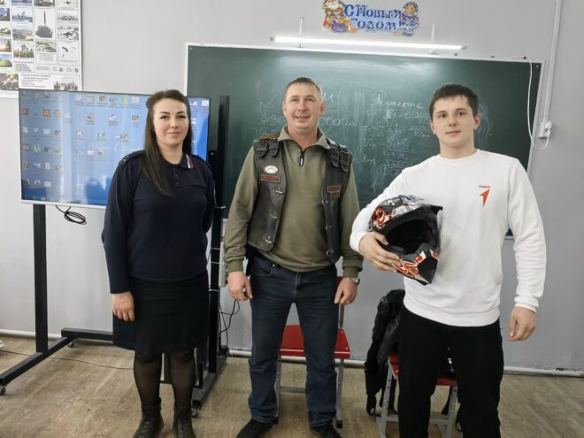 Байкеры и ГИБДД в Дороховской школе: «Открытый мотоурок» о безопасности на дорогах