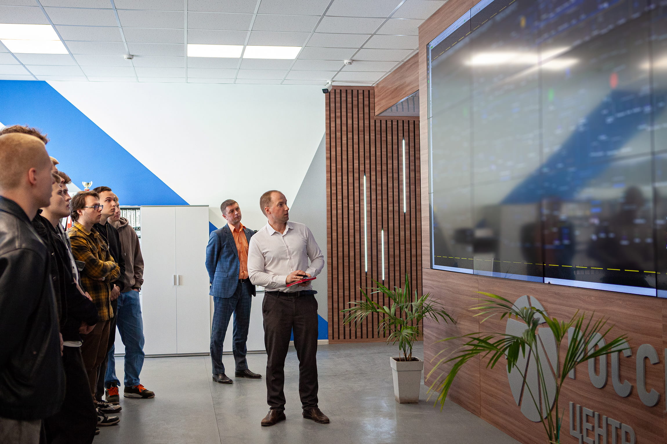 Будущие энергетики увидели работу диспетчеров и современные подстанции филиала «Россети Центр» - «Тверьэнерго»