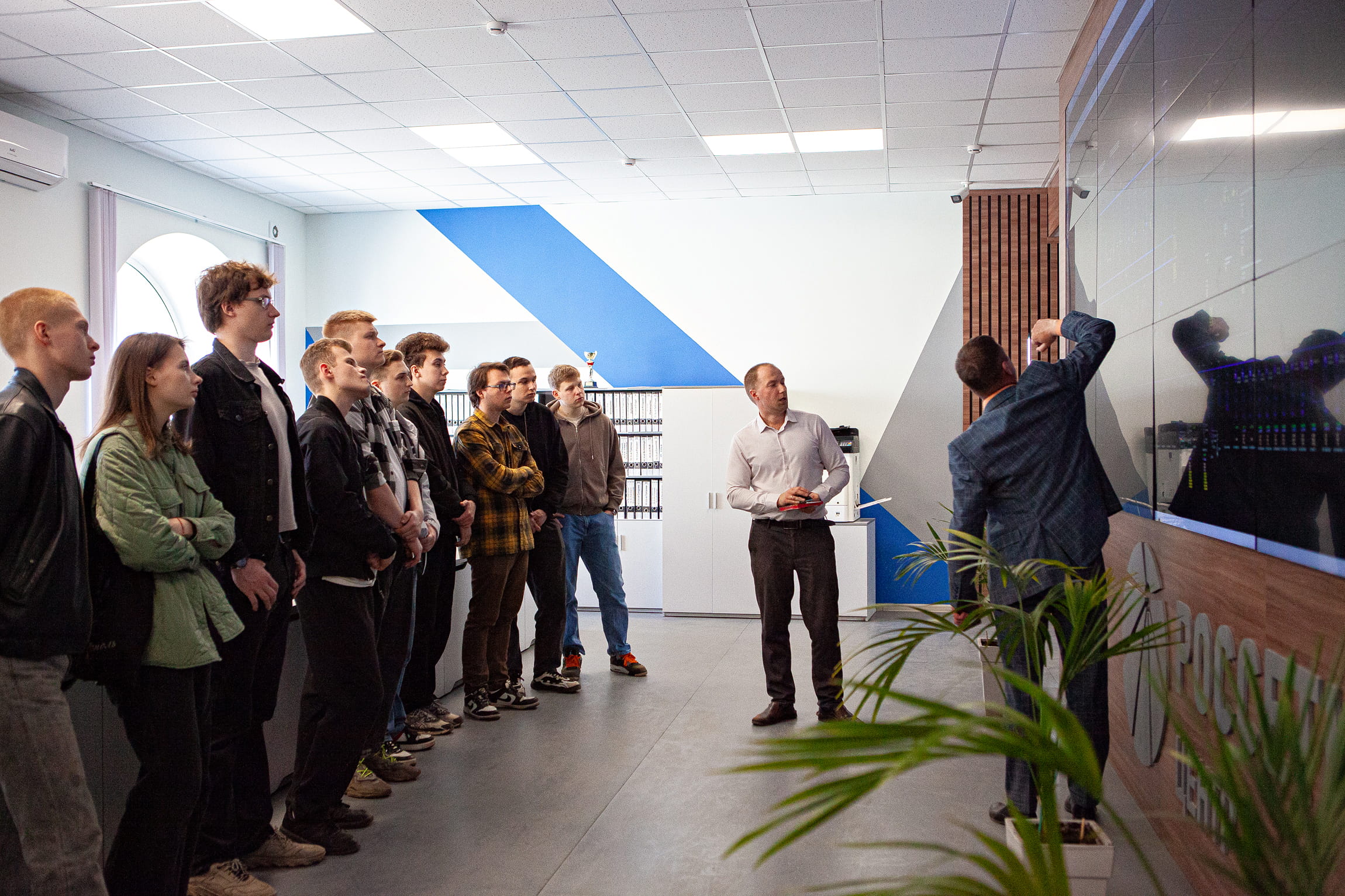 Будущие энергетики увидели работу диспетчеров и современные подстанции филиала «Россети Центр» - «Тверьэнерго»