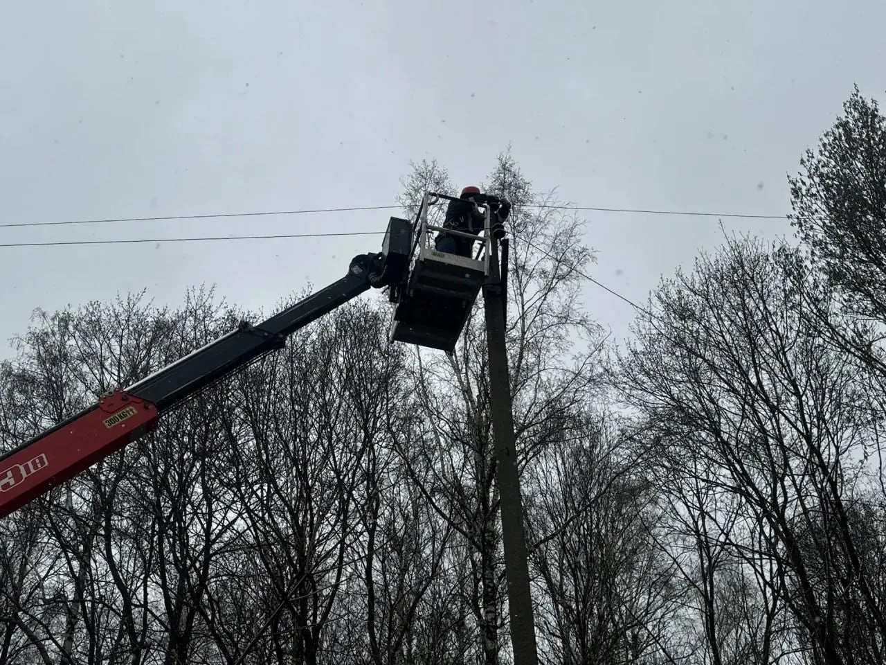 720 энергетиков ликвидируют последствия циклона в Тверской области