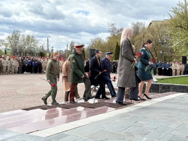 Тверская молодежь начала раздавать символы Победы