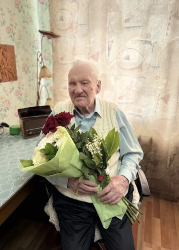 Королев поздравил со 100-летием ветерана из Максатихи