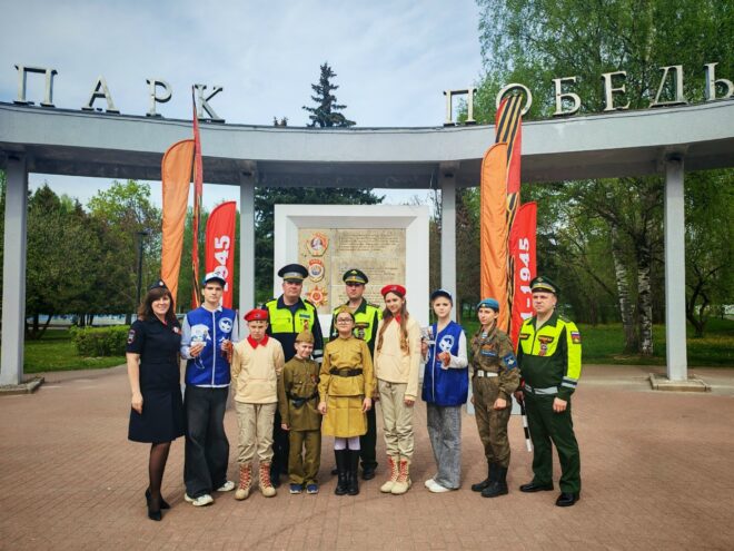 В Твери сотрудники ГИБДД и юные помощники раздавали «Георгиевские ленты» и напоминали о ПДД В Твери сотрудники ГИБДД и юные помощники раздавали «Георгиевские ленты» и напоминали о ПДД