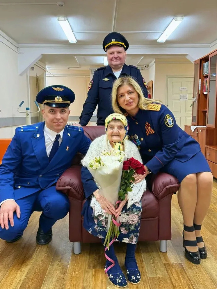 Прокуроры поздравили труженицу тыла в Лихославле с Днем Победы