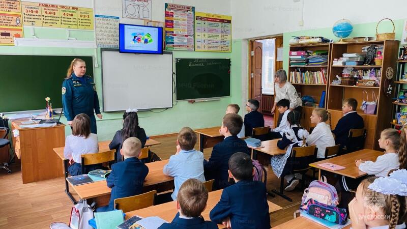 Сотрудники МЧС провели обучающий урок для школьников Тверской области перед летними каникулами Сотрудники МЧС провели обучающий урок для школьников Тверской области перед летними каникулами
